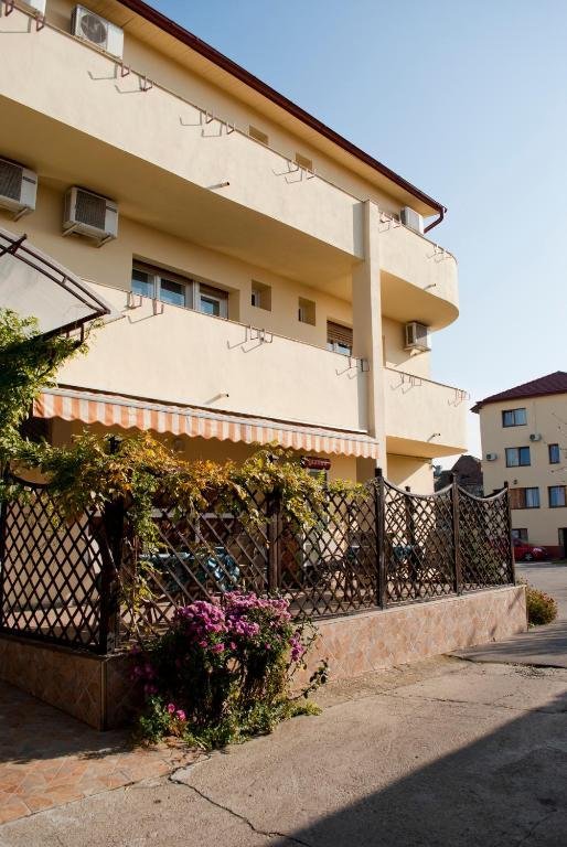 Pensiune 3 stele funcțională, 16 camere - investiție Timișoara